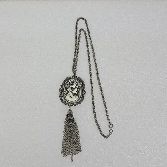1970s Resin Cameo Black White Pendant Necklace Tassel Silver Tone Vintage - Picture 4 of 14